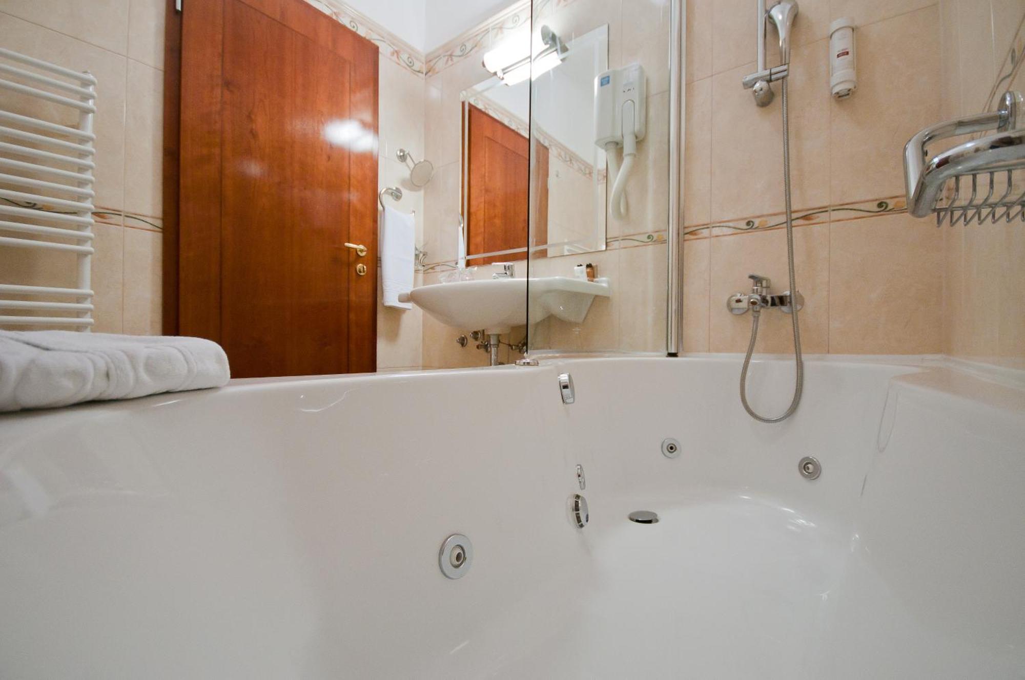 Hotel Waldinger Осиек Екстериор снимка